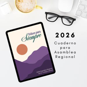 Könnte beinhalten: Ein digitales Tablet mit einem Notizbuchcover mit dem Text "Felices para Siempre" und einem Berglandschaftsdesign. Der Text "2026 Cuaderno para Asamblea Regional" ist ebenfalls sichtbar. Weitere Artikel sind Kaffee, Brille und eine Computermaus.
