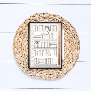 Op de afbeelding: Een digitale planner met een boekenkastontwerp. De planner heeft een zwarte omslag en een witte achtergrond. De boekenkast heeft vijf planken met boeken en planten. De planner heeft een tabblad met de tekst "Leeslijst, Momenteel lezen, Boeken die ik wil lezen, Gelezen boeken, Uitdagingen".