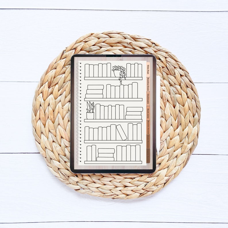 Op de afbeelding: Een digitale planner met een boekenkastontwerp. De planner heeft een zwarte omslag en een witte achtergrond. De boekenkast heeft vijf planken met boeken en planten. De planner heeft een tabblad met de tekst "Leeslijst, Momenteel lezen, Boeken die ik wil lezen, Gelezen boeken, Uitdagingen".