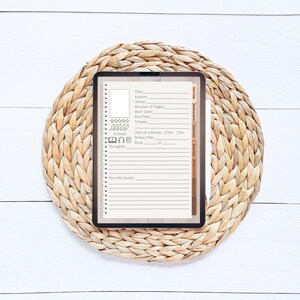 Op de afbeelding: Een digitale boektracker-sjabloon op een tablet met een bruine rieten onderzetter. De sjabloon bevat velden voor titel, auteur, genre, aantal pagina's, startdatum, einddatum, tropes, formaat, deel van een serie, serietitel, boek en gedachten.