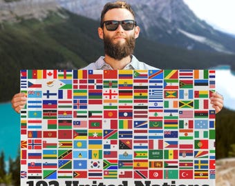 Könnte beinhalten: Eine Person hält ein Poster mit den Flaggen der 193 Mitgliedstaaten der Vereinten Nationen. Das Poster hat einen weißen Hintergrund und die Flaggen sind in einem Raster angeordnet. Der Text "193 Vereinte Nationen" ist in Schwarz am unteren Rand des Posters gedruckt.