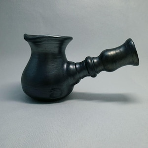 Handgefertigte Cezve aus schwarzem Ton, türkische Keramik-Kaffeekanne 100 ml, kunstvolle Keramik, einzigartiges Geschenk für das Morgenritual, rustikale Kaffeemaschine