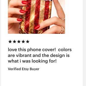 Puede incluir: Una funda para tel&eacute;fono con un dise&ntilde;o brillante de la bandera estadounidense, que presenta un campo azul oscuro con estrellas doradas y rayas alternas en rojo y dorado. La funda tiene un acabado brillante y una abertura para la c&aacute;mara.