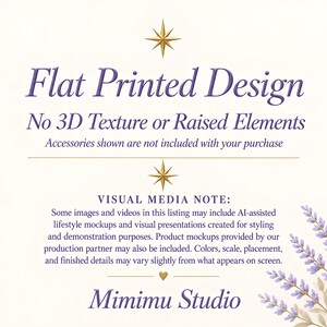 Puede incluir: Un gr&aacute;fico informativo blanco con texto morado que indica Flat Printed Design, No 3D Texture or Raised Elements y Visual Media Note sobre maquetas asistidas por IA. El dise&ntilde;o incluye iconos de estrellas doradas, un coraz&oacute;n y lavanda.