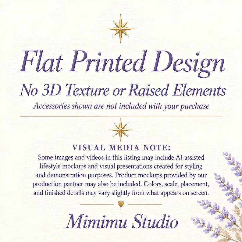 Puede incluir: Un gr&aacute;fico informativo blanco con texto morado que indica Flat Printed Design, No 3D Texture or Raised Elements y Visual Media Note sobre maquetas asistidas por IA. El dise&ntilde;o incluye iconos de estrellas doradas, un coraz&oacute;n y lavanda.