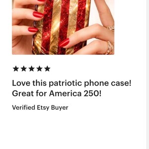 Puede incluir: Una funda para smartphone con un dise&ntilde;o brillante de la bandera estadounidense, estrellas doradas en relieve sobre un campo azul oscuro y rayas rojas y doradas texturizadas. La funda tiene un recorte para la c&aacute;mara en la parte trasera.