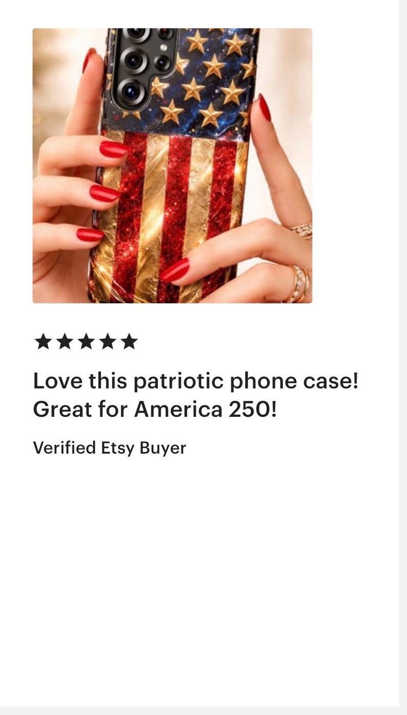 Puede incluir: Una funda para smartphone con un dise&ntilde;o brillante de la bandera estadounidense, estrellas doradas en relieve sobre un campo azul oscuro y rayas rojas y doradas texturizadas. La funda tiene un recorte para la c&aacute;mara en la parte trasera.