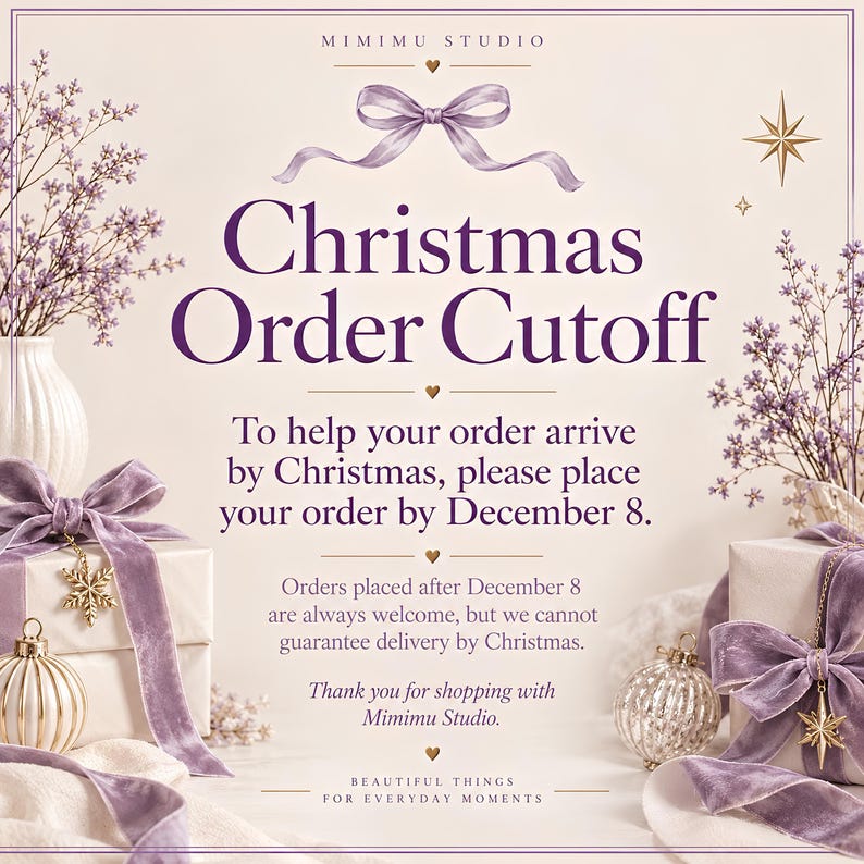 Puede incluir: Un gr&aacute;fico de anuncio de Mimimu Studio con texto morado sobre un fondo crema. Presenta un lazo de terciopelo lavanda, cajas de regalo y adornos. El texto dice: Christmas Order Cutoff. Para que su pedido llegue antes de Navidad, por favor realice su pedido antes del 8 de diciembre.
