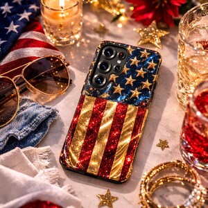 Puede incluir: Una funda para smartphone con un dise&ntilde;o de bandera estadounidense brillante, que presenta un campo azul oscuro con estrellas doradas en la parte superior y rayas de purpurina roja y dorada alternas debajo. Incluye una abertura para la c&aacute;mara.