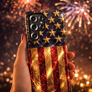 Puede incluir: Una funda para smartphone con un dise&ntilde;o brillante de la bandera estadounidense, estrellas doradas en relieve sobre fondo azul oscuro y rayas de purpurina roja y dorada. La funda incluye un recorte rectangular para cinco lentes.