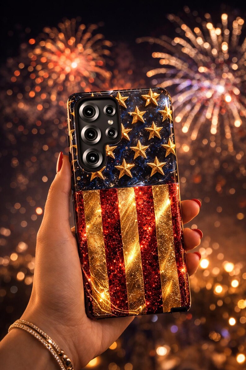 Puede incluir: Una funda para smartphone con un dise&ntilde;o brillante de la bandera estadounidense, estrellas doradas en relieve sobre fondo azul oscuro y rayas de purpurina roja y dorada. La funda incluye un recorte rectangular para cinco lentes.