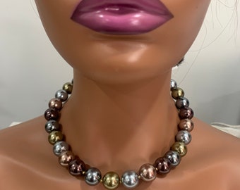 Pearl imitation multicolor collar necklace chain. Multicolor imitation pearl ball necklace is set in gold tone, beaded collar necklace