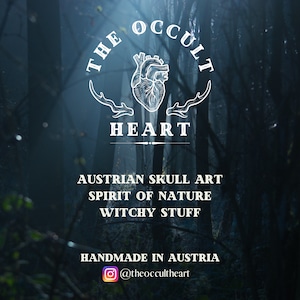 Pode incluir: Um design gr&aacute;fico branco com o texto "THE OCCULT HEART" em um c&iacute;rculo com um cora&ccedil;&atilde;o e chifres de veado. O texto abaixo diz "AUSTRIAN SKULL ART SPIRIT OF NATURE WITCHY STUFF HANDMADE IN AUSTRIA @theoccultheart". O gr&aacute;fico &eacute; colocado sobre um fundo de floresta escura.