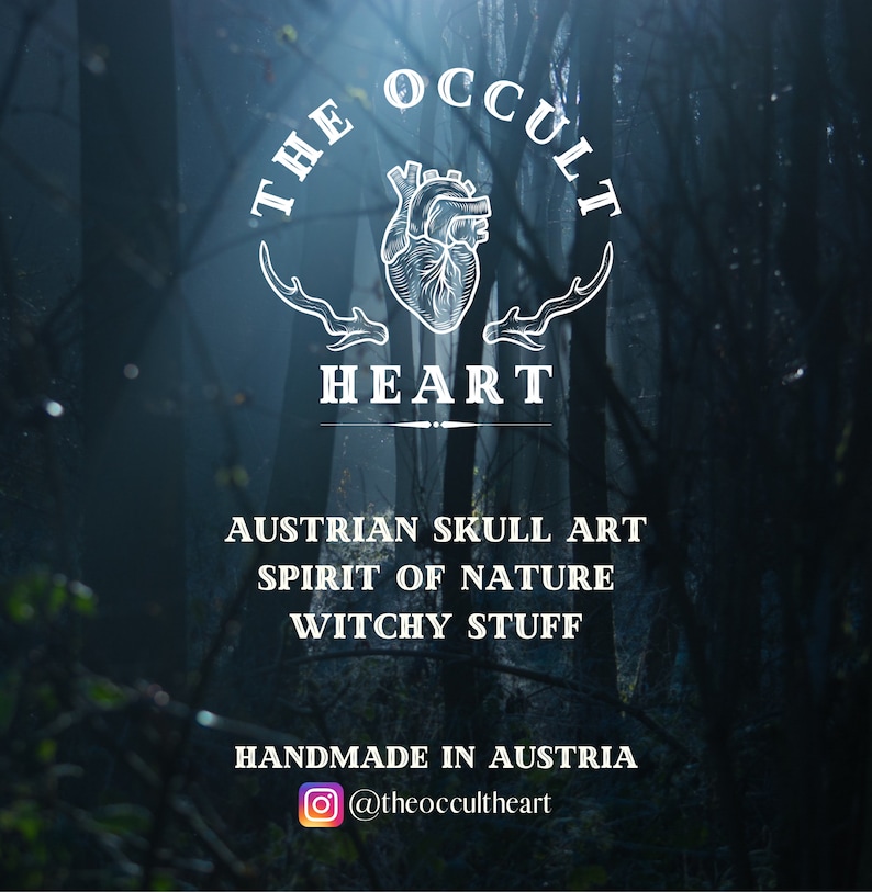 Pode incluir: Um design gr&aacute;fico branco com o texto "THE OCCULT HEART" em um c&iacute;rculo com um cora&ccedil;&atilde;o e chifres de veado. O texto abaixo diz "AUSTRIAN SKULL ART SPIRIT OF NATURE WITCHY STUFF HANDMADE IN AUSTRIA @theoccultheart". O gr&aacute;fico &eacute; colocado sobre um fundo de floresta escura.