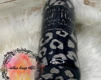 Leopardo negro y plateado. ¡Tiene un ajetreo loco y un alma drogada! Vaso de purpurina