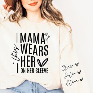 Esta mamá la lleva en la manga SVG PNG PDF. Diseño de camiseta de manga, Día de la madre Svg, Maternidad Svg, Vida de mamá, Mamá Svg personalizable