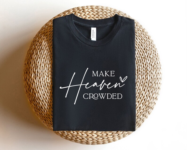 Puede incluir: Camiseta negra con texto blanco que dice "Make Heaven Crowded" con un peque&ntilde;o s&iacute;mbolo de coraz&oacute;n.