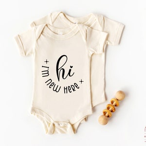 Hallo ik ben nieuw hier SVG PNG PDF, nieuwe baby SVG, pasgeboren SVG, rompertje SVG, baby shower SVG, zwangerschap SVG, nieuwe baby quote, SVG-bestanden voor Cricut