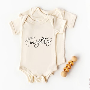 Tiny But Mighty SVG PNG PDF, Mighty Baby Svg, Preemie Onesie Svg, Body neonato Svg, Boho Onesie Design, Genere neutro Onesie Svg