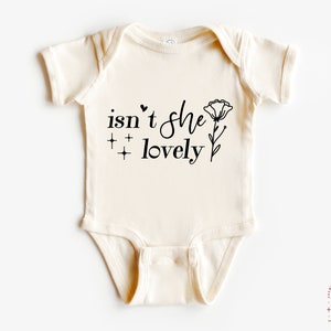 ¿No es ella encantadora svg, doodle flower svg, wildflower svg, newborn svg, baby blessing svg, girl onesies svg png eps dxf para el archivo de diseño cricut