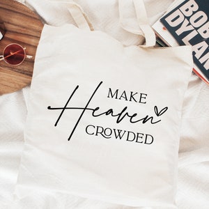 Puede incluir: Bolsa de tela blanca con texto negro que dice "Make Heaven Crowded" con un peque&ntilde;o s&iacute;mbolo de coraz&oacute;n.