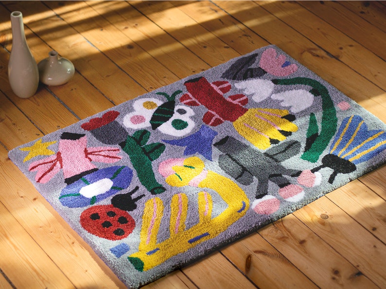 Floral spring bug tufted rug. 100% acrylic colourful flower rug. Gray