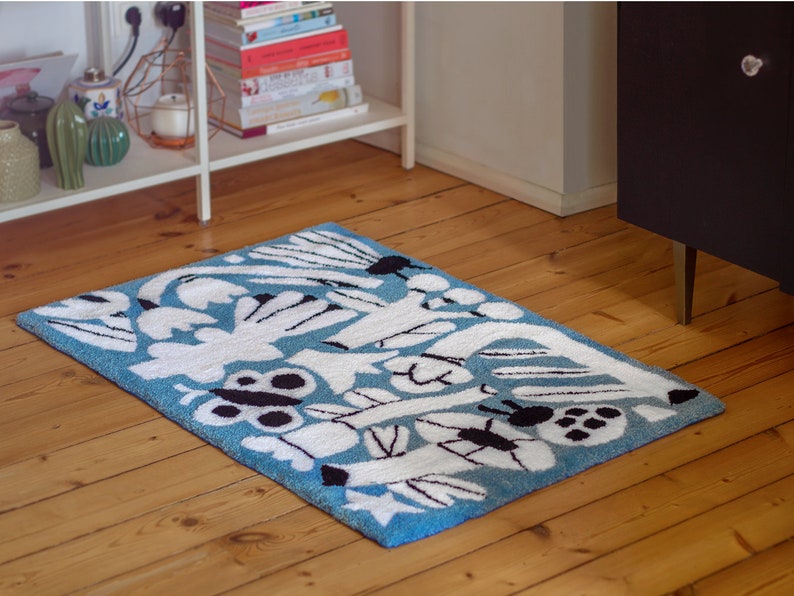 Floral spring bug tufted rug. 100% acrylic colourful flower rug. Blue