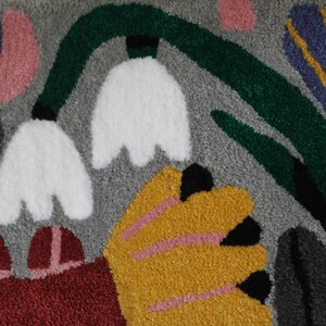 Floral spring bug tufted rug. 100% acrylic colourful flower rug. image 3