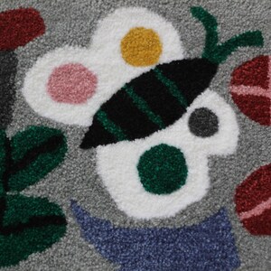 Floral spring bug tufted rug. 100% acrylic colourful flower rug. image 4