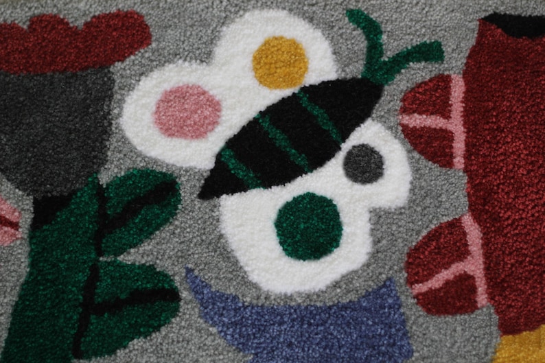 Floral spring bug tufted rug. 100% acrylic colourful flower rug. image 4