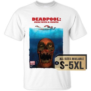 Op de afbeelding: Wit t-shirt met een afbeelding van Deadpool: Merc with a Mouth. Het ontwerp toont een zombie-achtig gezicht dat uit het water oprijst, met de titel in het rood. Het shirt is verkrijgbaar in de maten S-5XL.