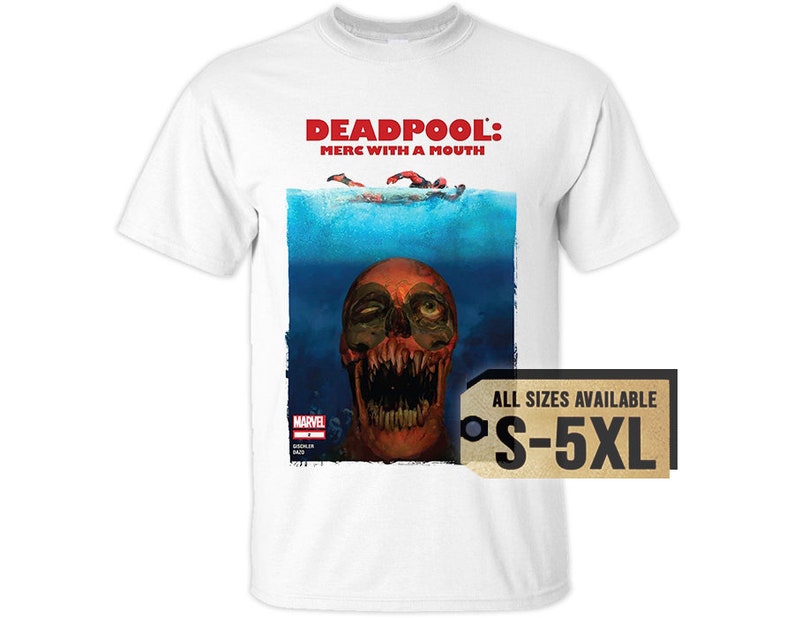 Op de afbeelding: Wit t-shirt met een afbeelding van Deadpool: Merc with a Mouth. Het ontwerp toont een zombie-achtig gezicht dat uit het water oprijst, met de titel in het rood. Het shirt is verkrijgbaar in de maten S-5XL.