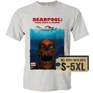 Op de afbeelding: Lichtgrijs t-shirt met een afbeelding van Deadpool's gezicht dat uit het water oprijst, met de rode tekst "DEADPOOL: MERC WITH A MOUTH". Het shirt toont ook het Marvel-logo en de maatvoering van S-5XL.