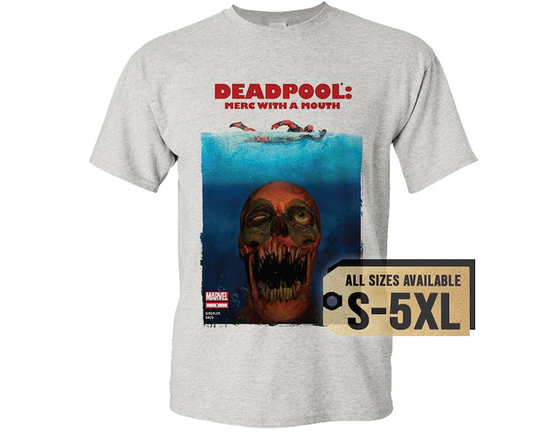 Op de afbeelding: Lichtgrijs t-shirt met een afbeelding van Deadpool's gezicht dat uit het water oprijst, met de rode tekst "DEADPOOL: MERC WITH A MOUTH". Het shirt toont ook het Marvel-logo en de maatvoering van S-5XL.