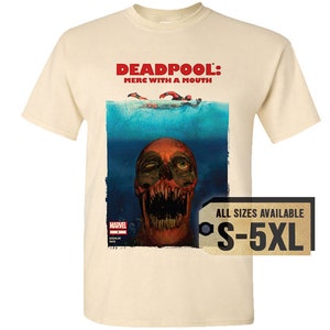 Op de afbeelding: Cr&egrave;mekleurig T-shirt met een afbeelding van Deadpool's gezicht dat uit het water komt, met de rode tekst "DEADPOOL: MERC WITH A MOUTH". Het shirt bevat ook het Marvel-logo en de tekst "ALL SIZES AVAILABLE S-5XL".