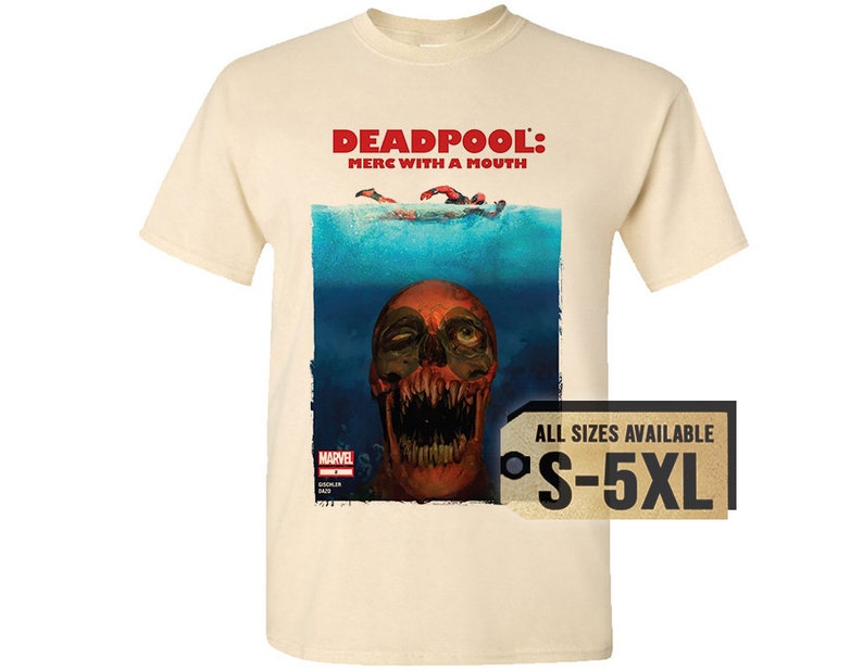 Op de afbeelding: Cr&egrave;mekleurig T-shirt met een afbeelding van Deadpool's gezicht dat uit het water komt, met de rode tekst "DEADPOOL: MERC WITH A MOUTH". Het shirt bevat ook het Marvel-logo en de tekst "ALL SIZES AVAILABLE S-5XL".