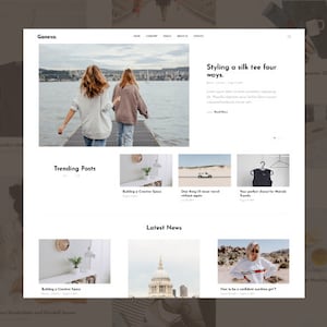 Op de afbeelding: Een website homepage met de merknaam "Goneso" bovenaan. De pagina bevat lifestyle blogposts, waaronder "Styling a silk tee four ways." De hoofdafbeelding toont twee mensen die op een pier lopen.