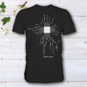 Könnte beinhalten: Schwarzes T-Shirt mit einem weißen Grafikdruck eines Schaltkreises und dem Text "SYSTEM ONLINE..."