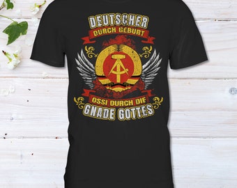 Deutscher durch Geburt Ossi durch die Gnade Gottes Lustiges Ossi Geschenk Ostdeutschland T-Shirt