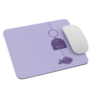 Könnte beinhalten: Ein lavendelfarbenes Mauspad mit einer weißen Maus. Das Mauspad zeigt ein lila Glocken- und Fischdesign mit koreanischem Text. Das Design befindet sich in der oberen rechten Ecke.