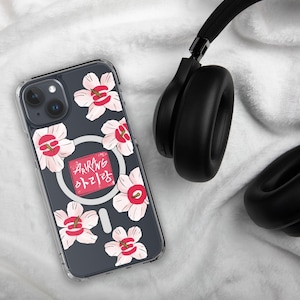 Puede incluir: Una taza de cerámica blanca con un asa negra y el texto "But First, Coffee" en negro, con una fuente de estilo manuscrito. La taza está sobre una superficie blanca.