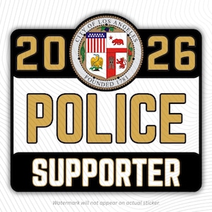 Può includere: Un adesivo quadrato con il testo 2026 e POLICE SUPPORTER in caratteri dorati e bianchi. Il centro mostra il sigillo circolare della città di Los Angeles con il testo FOUNDED 1781, raffigurante uno scudo con immagini di un orso, un'aquila e un castello.