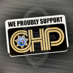 Op de afbeelding: Een rechthoekige sticker met de tekst "WE PROUDLY SUPPORT" boven een goud en zwart CHP-logo. Het CHP-logo bevat een California Highway Patrol-badge. De sticker heeft een witte rand.