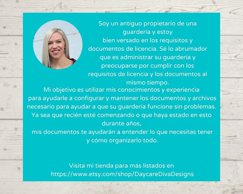 Puede incluir: Una mujer con cabello rubio y una sonrisa brillante se encuentra frente a un fondo turquesa. El texto dice: "Soy un antiguo propietario de una guarder&iacute;a y estoy bien versado en los requisitos y documentos de licencia. S&eacute; lo abrumador que es administrar su guarder&iacute;a y preocuparse por cumplir con los requisitos de licencia y los documentos al mismo tiempo. Mi objetivo es utilizar mis conocimientos y experiencia para ayudarle a configurar y mantener los documentos y archivos necesario para ayudar a que su guarder&iacute;a funcione sin problemas. Ya sea que reci&eacute;n est&eacute; comenzando o que haya estado en esto durante a&ntilde;os, mis documentos te ayudar&aacute;n a entender lo que necesitas tener y c&oacute;mo organizarlo todo. Visita mi tienda para m&aacute;s listados en https://www.etsy.com/shop/DaycareDivaDesigns"