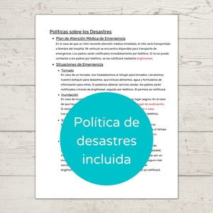 Puede incluir: Un c&iacute;rculo turquesa con el texto "Pol&iacute;tica de desastres incluida" en blanco. El texto est&aacute; en negrita, sin serifas. El c&iacute;rculo est&aacute; en una hoja de papel blanca con texto sobre pol&iacute;ticas de preparaci&oacute;n para desastres.