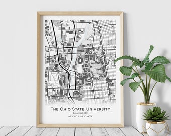 Könnte beinhalten: Ein Schwarzweiß-Kartenabdruck des Campus der Ohio State University in Columbus, Ohio. Der Druck ist in einem hellen Holzrahmen gerahmt und hängt an einer weißen Wand.