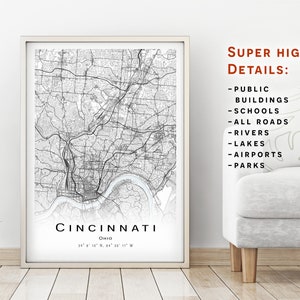 Op de afbeelding: Een zwart-witte kaartprint van Cincinnati, Ohio. De kaart toont de straten, rivieren, meren, parken, luchthavens, scholen en openbare gebouwen van de stad. De tekst "CINCINNATI" en "OHIO" staat onderaan de kaart gedrukt, samen met de coördinaten "39 8 10 N, 84 30 11 W". De tekst "SUPER HIGH DETAILS" staat in de rechterbovenhoek van de afbeelding gedrukt, gevolgd door een lijst met kenmerken die op de kaart zijn opgenomen.