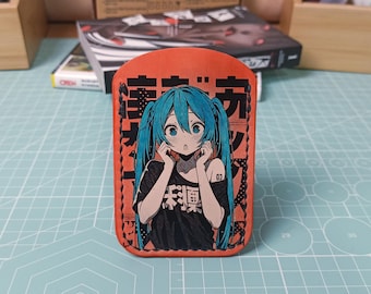 Etui na karty z motywem anime Hatsune Miku. Skóra garbowana roślinnie. Ręcznie robiony portfel.