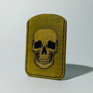 Carteira de couro com caveira. Porta-cartões feito à mão