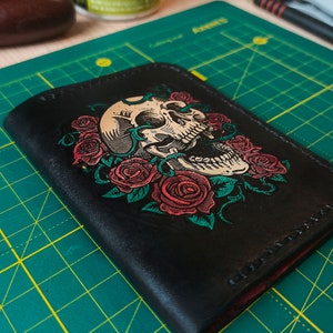Cartera de cuero pintada a mano. Cartera de cuero hecha a mano